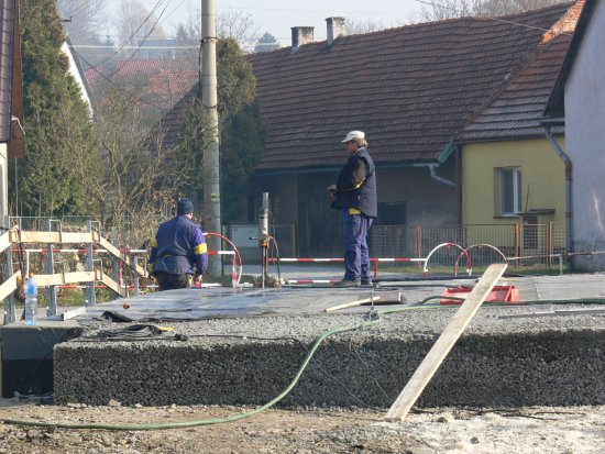 Na stavbě mostu v Závišicích vedle obchodu s potravinami se finišuje každým dnem. Pracovníci využívají pěkného počasí a pracují i o sobotách a nedělích. 
FOTO: ILONA MAZALOVÁ