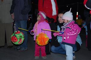 Letošní 17. listopad se v Kopřivnici slavil mimo jiné lampionovým průvodem nebo koncertem před kulturním domem.
FOTO: DANA HOĎÁKOVÁ