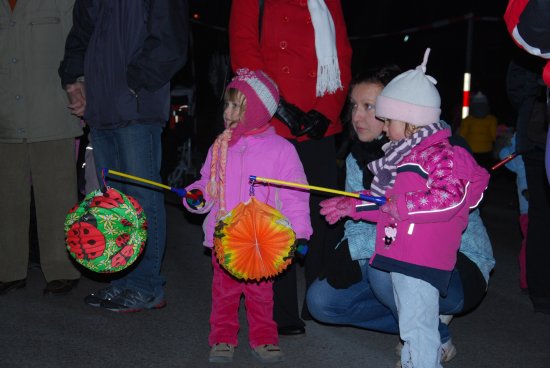 Letošní 17. listopad se v Kopřivnici slavil mimo jiné lampionovým průvodem nebo koncertem před kulturním domem.
FOTO: DANA HOĎÁKOVÁ