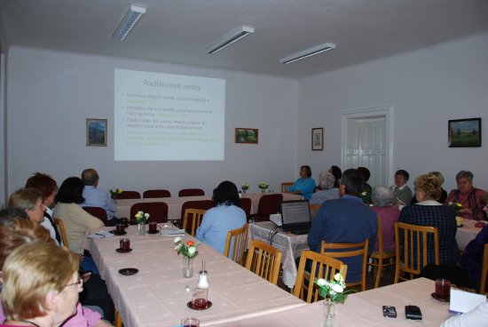 Senioři si se zájmem vyslechli přednášku energetika města Romana Beneše, během níž se mimo jiné dozvěděli, jak je to s ’výhodnými’ přechody mezi dodavateli silové energie.         
FOTO: DANA HOĎÁKOVÁ