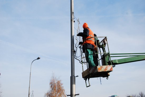 Pracovníci Slumeka již v minulém týdnu začali s montáží vánoční světelné výzdoby, kterou tradičně rozsvítí po svém příjezdu do města Mikuláš.
FOTO: DANA HOĎÁKOVÁ