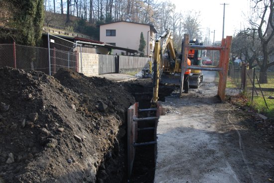 Budování kanalizační sítě v Lubině přeje počasí. Práce probíhají na více místech najednou a zastaví je až sněhová nadílka.
FOTO: DANA HOĎÁKOVÁ