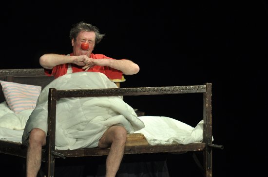 Bolek Polívka v roli ’mistra umělce’ čekajícího na svou múzu bavil kopřivnický kulturní dům v autorské hře Pro dámu na balkoně.
FOTO: DAVID MACHÁČEK