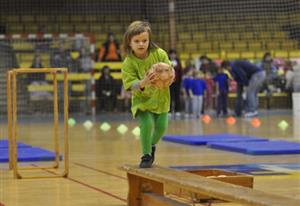 Děti z kopřivnických mateřských škol si ve středu 23. listopadu hrály na opravdové závodníky. Soutěž Sportujeme s Emílkem pro ně připravila ZŠ Emila Zátopka.
FOTO: JANA FEILHAUEROVÁ