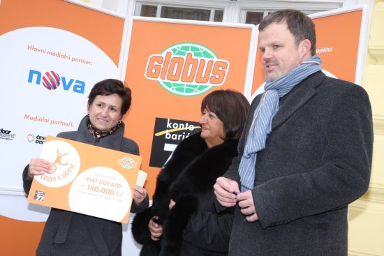 Ředitelka speciální Základní a Mateřské školy Motýlek Dagmar Jančálková přebírá šek symbolizující dar velkoprostorového automobilu a peněz na jeho úpravu.
FOTO: KONTO BARIÉRY