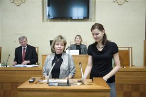 Na půdě senátu obhajovaly aktivity Kopřivnice místostarostka Dagmar Rysová (vlevo) s koordinátorkou Zdravého města Ivanou Raškovou.
FOTO: NSZM