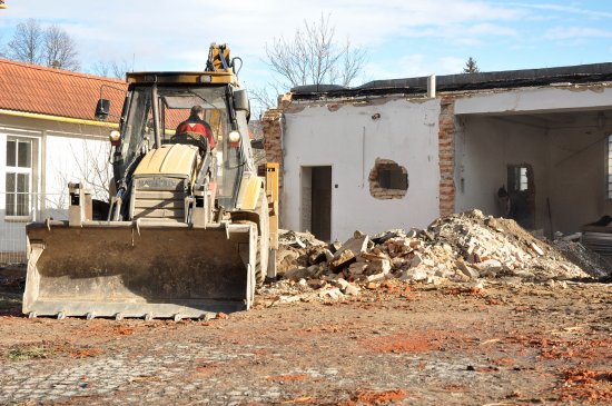 Jen malá část původní budovy hasičské zbrojnice odolala aktuálním probíhajícím demoličním pracím, které zahájily rekonstrukci.
FOTO: DAVID MACHÁČEK