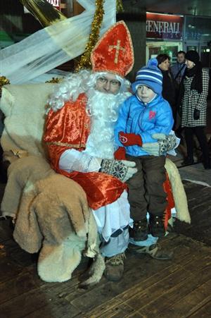 V pondělí 5. prosince připravili v kulturním domě tradiční přivítání Mikuláše. Kromě hudebních a tanečních vystoupení nebo soutěží se děti mohly setkat přímo s Mikulášem.    FOTO: DAVID MACHÁČEK