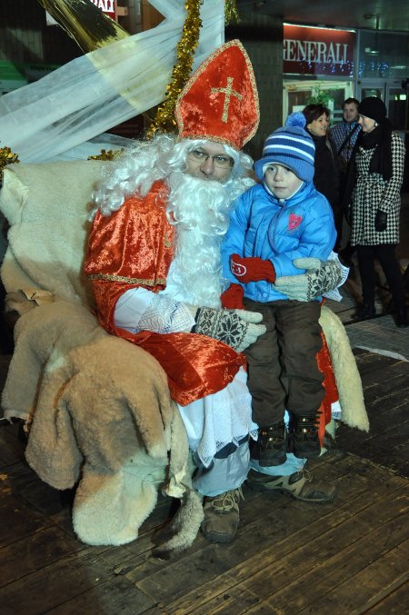 V pondělí 5. prosince připravili v kulturním domě tradiční přivítání Mikuláše. Kromě hudebních a tanečních vystoupení nebo soutěží se děti mohly setkat přímo s Mikulášem.    FOTO: DAVID MACHÁČEK
