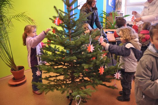 Úkol nazdobit stromeček pro kopřivnickou radnici letos připadl dětem z nedávno otevřené Mateřské školy Polárka. Smrk ozdobený jejich výtvory bude zdobit zasedací místnost rady.
FOTO: DAVID MACHÁČEK