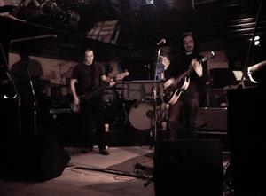 Kopřivnická formace Dead Blues předskakovala koncertu brněnské hudebně-literární skupiny Vitrholc v místním Nord clubu.
FOTO: MARTIN KUBÍK