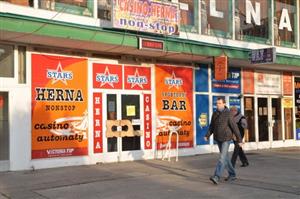 Hernám a kasinům s nonstop provozem Kopřivnici zvoní hrana. Zastupitelé totiž schválili novou vyhlášku regulující provoz hazardních přístrojů.
FOTO: DAVID MACHÁČEK