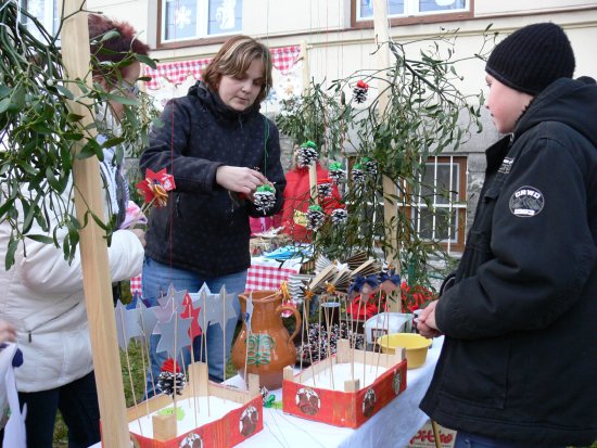 O výrobky dětí byl mezi rodiči a ostatními návštěvníky vánočního jarmarku velký zájem. Nejlépe se prodávaly výrobky těch úplně nejmladších autorů.
FOTO: ILONA MAZALOVÁ