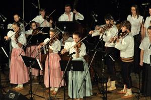 Cimbálová muzika Pramínky společně s pěveckým sborem Ondráš odehrály vánoční koncert složený převážně z lašského folkoru. Stejný program jako v kulturním domě uvedou během svátků ještě třikrát. Více na straně 4.
FOTO: DAVID MACHÁČEK