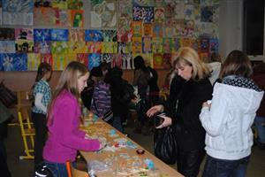 Předvánoční atmosféru do ZŠ Emila Zátopka přinesl již počtvrté den otevřených dveří spojený s jarmarkem a koncertem žáků. 
FOTO: ZŠ EMILA ZÁTOPKA