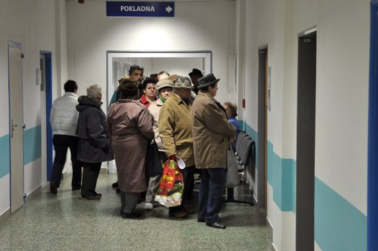 Hned první pracovní den nového roku se před pokladnou radnice tvořila dlouhá fronta. Lidé, kteří přišli zaplatit své poplatky, přitom čas na splnění této povinnosti mají nejméně dva měsíce.  
FOTO: D. MACHÁČEK