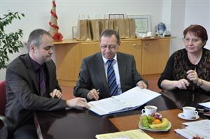 Těsně před vánočními svátky došlo k podpisu smlouvy o spolupráci mezi městem Kopřivnice, společností Tenza a Oblastním stavebním bytovým družstvem, jejímž cílem je stavba nového tepelného zdroje včetně rozvodů.
FOTO: DAVID MACHÁČEK