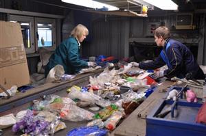 Dotřiďovací linka v Kopřivnici třídí pouze plastový odpad. I tak je ve žlutých kontejnerech pouze 51 procent dále upotřebitelného odpadu.
FOTO: DAVID MACHÁČEK