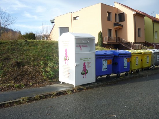 Na sedmi místech ve městě je rozmístěno sedm speciálních kontejnerů určených pro sběr textilu, obuvi a plyšových hraček.
FOTO: LUCIE KUBALCOVÁ