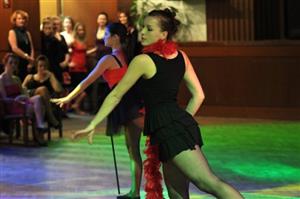 Plesová sezona s sebou nese i nejrůznější taneční vystoupení. Zahajovací ples tanečních kurzů ozdobila například choreografie Kabaret zdejší ZUŠ Zdeňka Buriana.
FOTO: DAVID MACHÁČEK