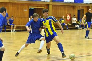 V utkání o třetí místo porazila na turnaji Tatry Viagra Štramberk Lokomotivu Gangsters Kopřivnice. Na snímku v souboji Lukáš Hajník (vlevo, Viagra) a Michal Buček.
FOTO: JANA FEILHAUEROVÁ