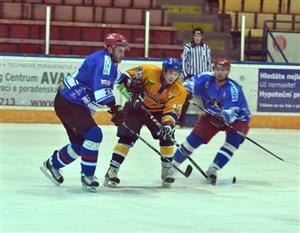 Kopřivnice svedla ve 22. kole krajské ligy velký souboj s Orlovou, nakonec ale na domácím ledě na druhý celek tabulky nestačila.
FOTO: JANA FEILHAUEROVÁ