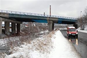 Most přes nadjezd a místní komunikace v Kopřivnice se letos dočká rozsáhlé rekonstrukce. Stav mostu není dobrý a už nyní je opatřen ochrannými sítěmi.
FOTO: DAVID MACHÁČEK