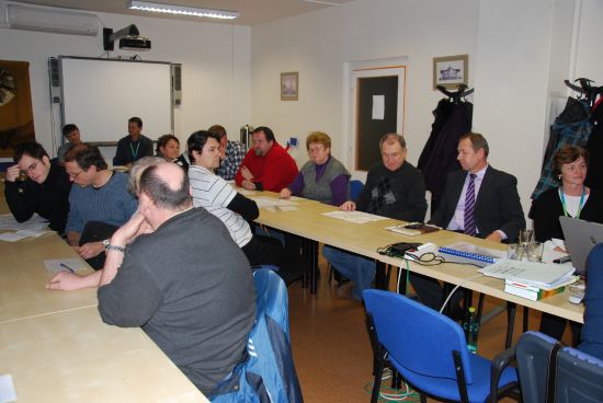 Majitelé pozemků z lokality nad ulicí Záhumenní se přišli na radnici seznámit se zpracovaným návrhem územní studie, která stanoví pravidla výstavby v daném území. 
FOTO: DANA HOĎÁKOVÁ