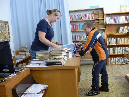 Petřvaldská knihovna eviduje v polovině ledna 110 platících čtenářů, ale podle knihovnice není výjimkou, že na jednu průkazku si chodí knihy půjčovat celá rodina.
FOTO: ILONA MAZALOVÁ
