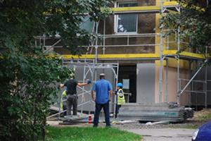 Již od roku 2009 probíhají rekonstrukce bytových domů na sídlišti Jih ve vlastnictví města. Někteří nájemci si na postup stavebních firem stěžovali. 
FOTO: DANA HOĎÁKOVÁ