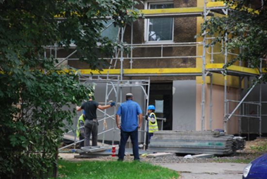 Již od roku 2009 probíhají rekonstrukce bytových domů na sídlišti Jih ve vlastnictví města. Někteří nájemci si na postup stavebních firem stěžovali. 
FOTO: DANA HOĎÁKOVÁ