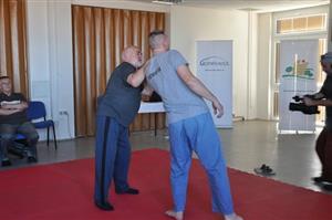 Kurz sebeobrany se seniorům líbil. Ti si vyžádali jeho pokračování. Radnice jej proto zařadila do projektu, který se bude letos realizovat, a uchází se o dotační peníze. 
FOTO: DANA HOĎÁKOVÁ