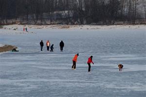 Silné mrazy proměnily hladinu větřkovické přehrady v téměř ideální přírodní kluziště, které využívají desítky lidí. Příští týden v neděli se zde dokonce po 15 letech pojede ledová plochá dráha.
FOTO: DAVID MACHÁČEK