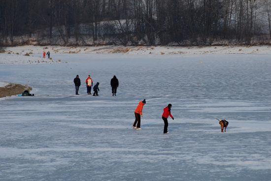 Silné mrazy proměnily hladinu větřkovické přehrady v téměř ideální přírodní kluziště, které využívají desítky lidí. Příští týden v neděli se zde dokonce po 15 letech pojede ledová plochá dráha.
FOTO: DAVID MACHÁČEK
