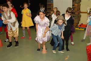 Tématem pololetního příměstského tábora v domě dětí byl karneval, a tak jeho účastníci soutěžili v kostýmech svých oblíbených hrdinů.
FOTO: DAVID MACHÁČEK