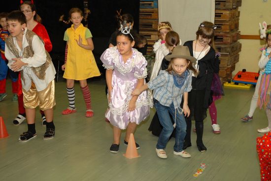 Tématem pololetního příměstského tábora v domě dětí byl karneval, a tak jeho účastníci soutěžili v kostýmech svých oblíbených hrdinů.
FOTO: DAVID MACHÁČEK