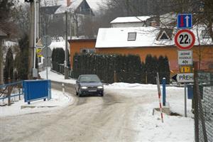 Zatáčka na Velovou je kvůli své šířce pro řidiče velmi nepřehledná. Během několika následujících měsíců zde bude panovat čilý stavební ruch, během kterého dojde k jejímu rozšíření.
FOTO: DAVID MACHÁČEK