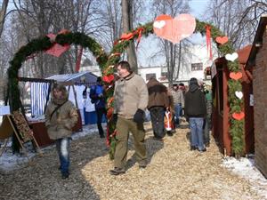 I přes mrazivé teploty je zájem o Valentinskou pouť každým rokem značný. Tahákem je skvělý program stejně jako speciality - např. pečená jablka, příborské šifle nebo zabijačkové speciality.
FOTO: I. MAZALOVÁ