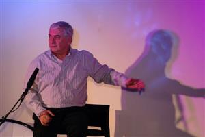 Člen činohry Národního divadla Miroslav Donutil se místnímu publiku představil jako oblíbený vypravěč při premiéře kongresového sálu hotelu Tatra. 
FOTO: DAVID MACHÁČEK