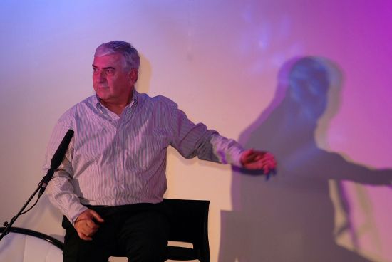 Člen činohry Národního divadla Miroslav Donutil se místnímu publiku představil jako oblíbený vypravěč při premiéře kongresového sálu hotelu Tatra. 
FOTO: DAVID MACHÁČEK