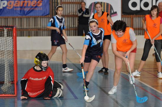 Dívky kopřivnické Základní školy Emila Zátopka dokázaly ve skupině celek oderské ZŠ Pohořská porazit, ve finále okresního kola Orion Florbal Cupu mu ale podlehly.
FOTO: JANA FEILHAUEROVÁ