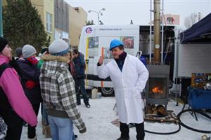 Jiří Horák z VŠB-TU přednášel lidem o tom, jak správně topit. Dopoledne si jeho tvrzení mohli v praxi vyzkoušet žáci dvou místních základních škol, odpoledne široká veřejnost.    
FOTO: DANA HOĎÁKOVÁ