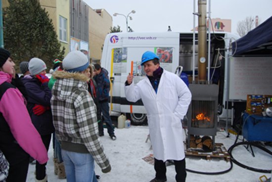 Jiří Horák z VŠB-TU přednášel lidem o tom, jak správně topit. Dopoledne si jeho tvrzení mohli v praxi vyzkoušet žáci dvou místních základních škol, odpoledne široká veřejnost.    
FOTO: DANA HOĎÁKOVÁ