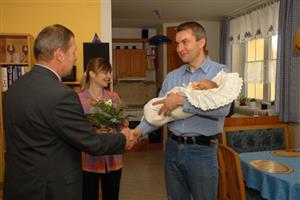 Rodiče Helenky Kahánkové přijímají gratulace od místostarosty Kopřivnice Miroslava Kopečného.
FOTO: DAVID MACHÁČEK