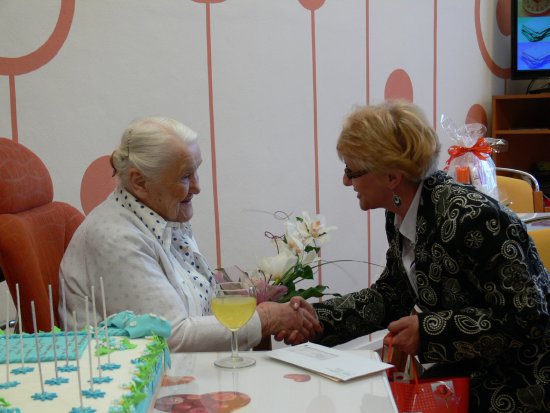 Stoletá jubilantka Anna Rutová přijímá gratulaci od místostarostky Příbora Dany Foriškové.
FOTO: ILONA MAZALOVÁ