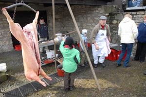 Ukázky řeznického řemesla přivedly v sobotu na Fojtství stovky lidí. Zájem o tradiční akci rok od roku stoupá.
FOTO: DAVID MACHÁČEK