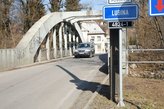 Také oprava silničního mostu v Lubině je v plánech Správy silnic Moravskoslezského kraje. Práce, v rámci kterých na mostě vznikne i chodník, jsou v plánu v roce 2013. 
FOTO: DAVID MACHÁČEK