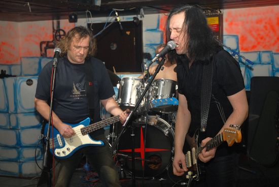 Koncertem, který nabídl posluchačům v kopřivnickém klubu Nord velmi dobrý zvuk, přivítala kopřivnická kapela Milano své druhé album Neřvi na mě.
FOTO: DAVID MACHÁČEK