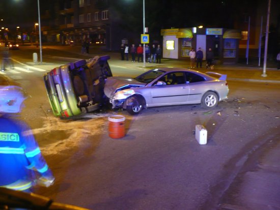 V sobotu o půl jedenácté v noci vyjížděli k dopravní nehodě dvou osobních vozidel, při níž došlo ke zranění čtyř osob, nejen lékařská záchranná služba, ale i hasiči. Ti v průběhu soboty kromě nehody vyjížděli i ke čtyřem požárům.
FOTO: MIROSLAV ČERNOCH