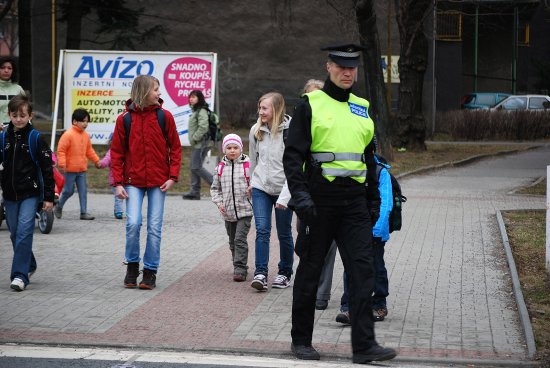 Pravidelně jsou vidět strážníci, když po celý školní rok dohlížejí na bezpečnost dětí na přechodu pro chodce u ZŠ dr. Milady Horákové.
FOTO: DANA HOĎÁKOVÁ